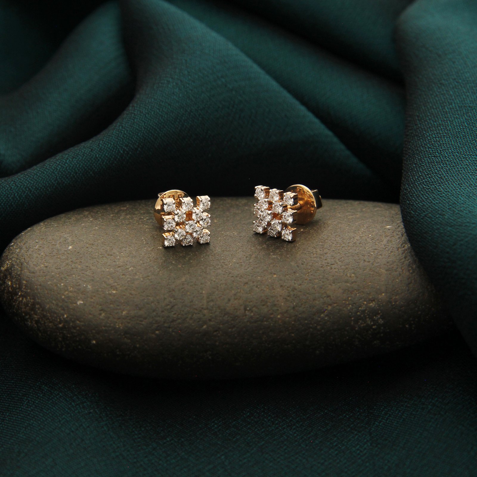 DIAMOND STUD